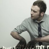 Raphael Gualazzi: Ascolta il nuovo singolo “La fine del mondo” Raphael Gualazzi: Ascolta il nuovo singolo “La fine del mondo”