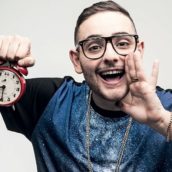 Rocco Hunt: Ascolta il nuovo singolo colonna sonora di “Arrivano i prof” Rocco Hunt: Ascolta il nuovo singolo colonna sonora di “Arrivano i prof”