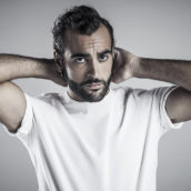 Un anno di Covid: Marco Mengoni canta Lucio Dalla a Bergamo Un anno di Covid: Marco Mengoni canta Lucio Dalla a Bergamo