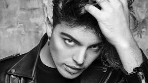 Stash, il leader di The Kolors aggredito per aver difeso una ragazza dalla violenza del fidanzato Stash, il leader di The Kolors aggredito per aver difeso una ragazza dalla violenza del fidanzato