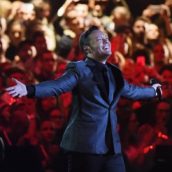 TIZIANO FERRO IGNORATO MENTRE CANTA AL KARAOKE TIZIANO FERRO IGNORATO MENTRE CANTA AL KARAOKE
