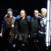 Bono perde la voce, U2 interrompono il concerto a Berlino Bono perde la voce, U2 interrompono il concerto a Berlino