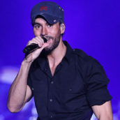 ENRIQUE IGLESIAS, BACIO APPASSIONATO AD UNA FAN ENRIQUE IGLESIAS, BACIO APPASSIONATO AD UNA FAN