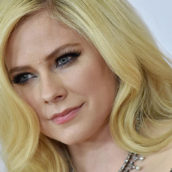 AVRIL LAVIGNE SMENTISCE UN’ASSURDA TEORIA COMPLOTTISTICA AVRIL LAVIGNE SMENTISCE UN’ASSURDA TEORIA COMPLOTTISTICA