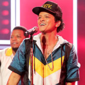 BRUNO MARS DONA IL PRANZO A 24MILA PERSONE