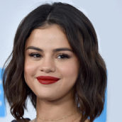 SELENA GOMEZ LASCIA LA CLINICA DI SALUTE MENTALE SELENA GOMEZ LASCIA LA CLINICA DI SALUTE MENTALE