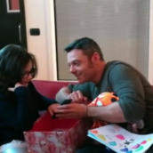 TIZIANO FERRO REALIZZA IL SOGNO DI UNA PICCOLA FAN TIZIANO FERRO REALIZZA IL SOGNO DI UNA PICCOLA FAN