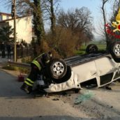 Frigento, auto sbanda e si ribalta Frigento, auto sbanda e si ribalta