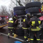 Pratola Serra, autocarro si ribalta Pratola Serra, autocarro si ribalta