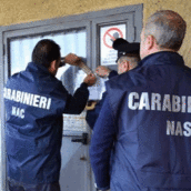 Integratori alimentari contraffatti, blitz dei Nas in provincia di Avellino. Integratori alimentari contraffatti, blitz dei Nas in provincia di Avellino.