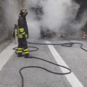 Pietradefusi,auto in fiamme sulla A16 Pietradefusi,auto in fiamme sulla A16
