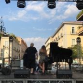 Morgan ad Avellino :” Scenografia umiliante “. Morgan ad Avellino :” Scenografia umiliante “.
