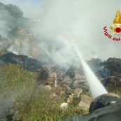 Incendio a Lauro: materiale organico in fiamme