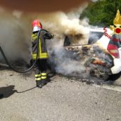 Auto in transito avvolta dalle fiamme, malore per una donna Auto in transito avvolta dalle fiamme, malore per una donna