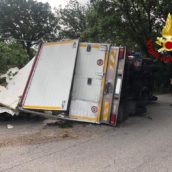 Autocarro adibito a pizzeria ambulante si ribalta, intervento dei caschi rossi