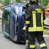 Sbanda e si ribalta con l’auto, paura per un 60enne Sbanda e si ribalta con l’auto, paura per un 60enne