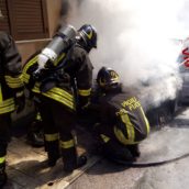 Serino, auto in fiamme. Paura e danni Serino, auto in fiamme. Paura e danni