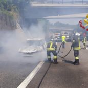 Montemiletto, auto in fiamme sulla A16. Nessun ferito. Montemiletto, auto in fiamme sulla A16. Nessun ferito.