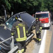 Sbanda e finisce fuori strada, intervento dei vigili del fuoco sull’Ofantina Sbanda e finisce fuori strada, intervento dei vigili del fuoco sull’Ofantina