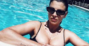 Emma Marrone sexy in piscina Emma Marrone sexy in piscina