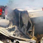 Paternopoli, incendio in un capannone di legno. Paternopoli, incendio in un capannone di legno.