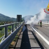 Auto in fiamme, paura sulla A16 Auto in fiamme, paura sulla A16