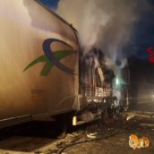 Camion di pomodori prende fuoco sulla A16 Camion di pomodori prende fuoco sulla A16
