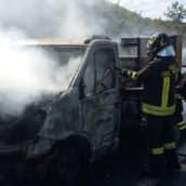 Autocarro in fiamme ad Avellino Ovest, paura per il conducente Autocarro in fiamme ad Avellino Ovest, paura per il conducente