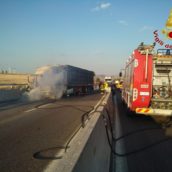 Vallata, tir di pomodori in fiamme sulla A16 Vallata, tir di pomodori in fiamme sulla A16