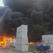Pianodardine,incendio in una fabbrica di batterie. Pianodardine,incendio in una fabbrica di batterie.