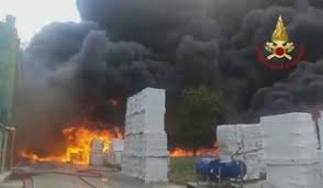 Pianodardine,incendio in una fabbrica di batterie. Pianodardine,incendio in una fabbrica di batterie.