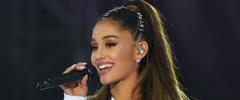 Ariana Grande cade sul palco “Doveva succedere” Ariana Grande cade sul palco “Doveva succedere”