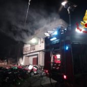 Domicella, incendio in un’autodemolizione : si indaga Domicella, incendio in un’autodemolizione : si indaga