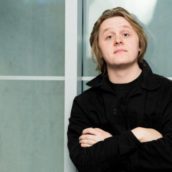 Sanremo 2020, il primo ospite internazionale ufficiale è Lewis Capaldi!