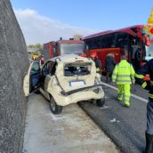 A16, auto tampona autobus di pellegrini: ferite tre donne A16, auto tampona autobus di pellegrini: ferite tre donne