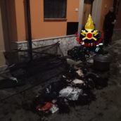 Calitri, fiamme nel centro storico. Salve tre donne Calitri, fiamme nel centro storico. Salve tre donne