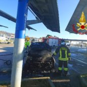 Auto in fiamme sulla A16, paura per un automobilista Auto in fiamme sulla A16, paura per un automobilista