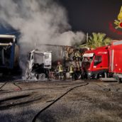 Montoro, incendio di un deposito di automezzi pesanti Montoro, incendio di un deposito di automezzi pesanti