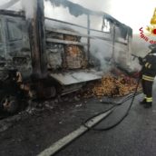 Paura in autostrada, autocarro che trasportava ortofrutta prende fuoco Paura in autostrada, autocarro che trasportava ortofrutta prende fuoco