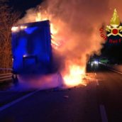 Paura sulla A16, brucia un autocarro Paura sulla A16, brucia un autocarro