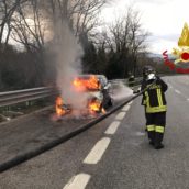 Auto in fiamme sulla A16, solo spavento per due giovani Auto in fiamme sulla A16, solo spavento per due giovani