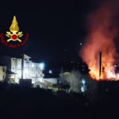 Ariano Irpino, incendio in due depositi agricoli Ariano Irpino, incendio in due depositi agricoli