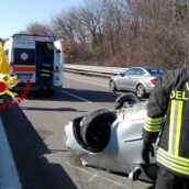 Vallata, auto si ribalta sulla A16