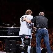 Elton John interrompe concerto a Auckland: “Ho la polmonite”