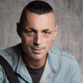 Alex Britti torna con un nuovo singolo: “Una parola differente” Alex Britti torna con un nuovo singolo: “Una parola differente”
