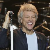 Jon Bon Jovi: insegnante di musica a sorpresa per una classe della scuola materna Jon Bon Jovi: insegnante di musica a sorpresa per una classe della scuola materna