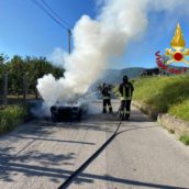 Paura ad Avella, auto in fiamme. Nessun ferito