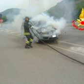 Auto in fiamme a Mercogliano: nessun ferito