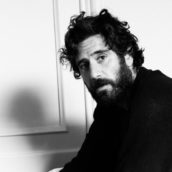 “Sotto il sole di Riccione”: Tommaso Paradiso recita e firma la colonna sonora del nuovo film di Netflix “Sotto il sole di Riccione”: Tommaso Paradiso recita e firma la colonna sonora del nuovo film di Netflix