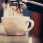 Coronavirus, prende un caffè al bar e sceglie di pagarlo 50 euro: “Tieni pure il resto”